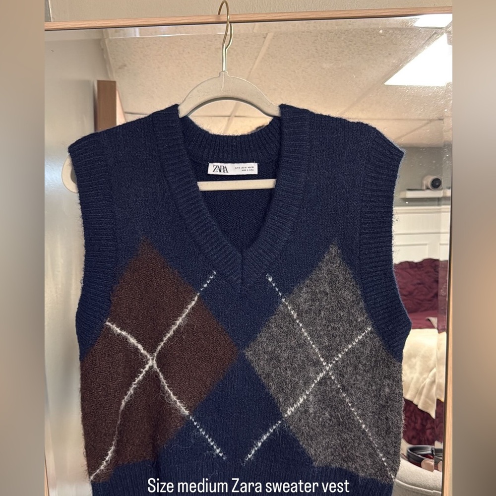 Zara Men's V-Neck Sweater Vest in Navy and Argyle